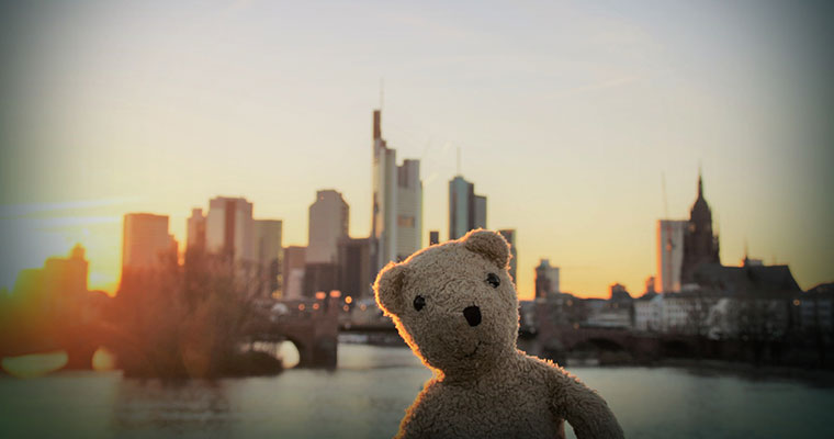 Skyline Frankfurt mit Bär davor