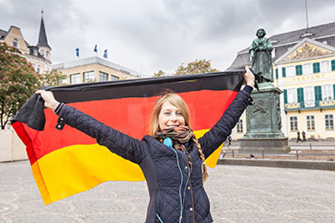ドイツの国旗を持った女性